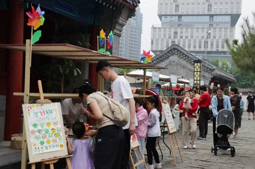 拓龙舟、缝香囊、逛市集，回龙观邻里共聚传递端午暖意