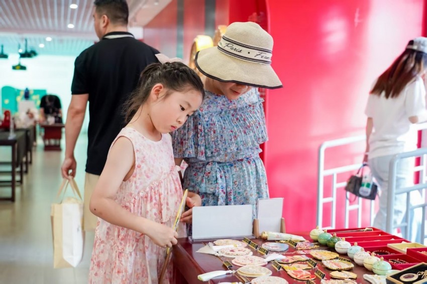 重庆城口“忘我”漆艺作品展在京启幕，百余件残疾人非遗作品亮相故宫博物院(图23)