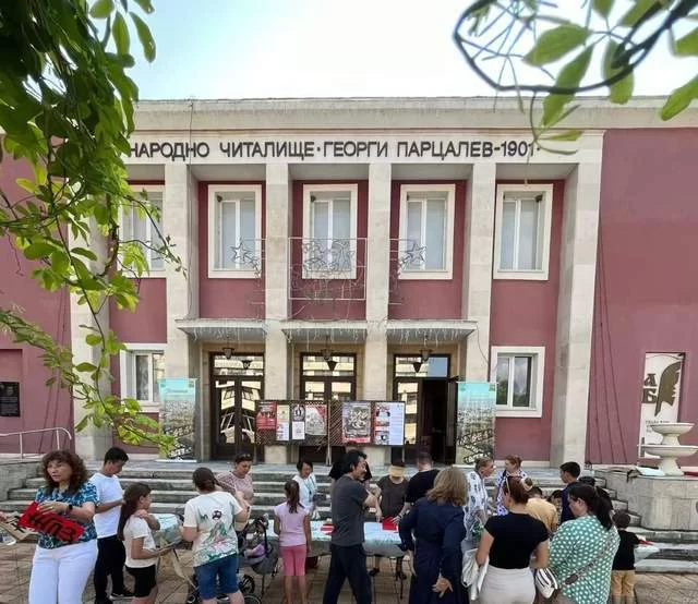 “近与远:中保长期艺术交流项目——‘新视野’列夫斯基市捐赠展”隆重开幕(图10) “近与远:中保长期艺术交流项目——‘新视野’列夫斯基市捐赠展”隆重开幕(图10)